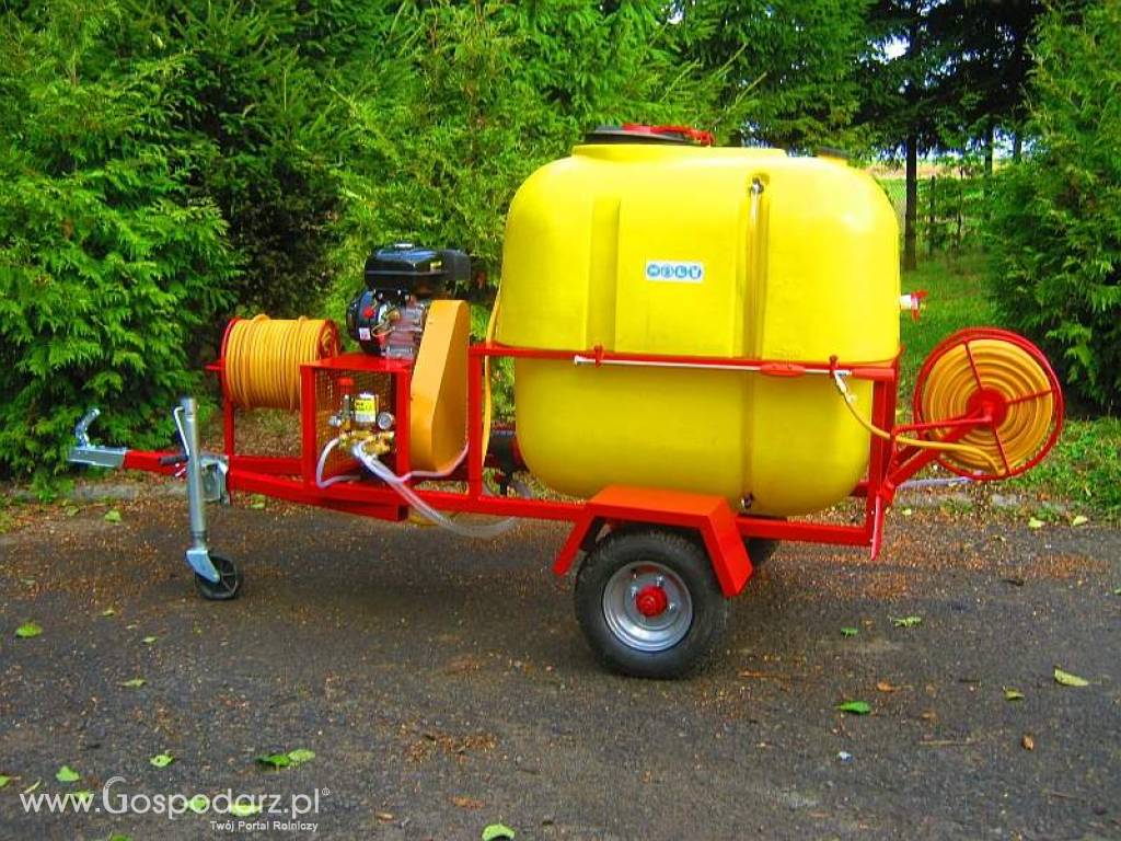 OPRYSKIWACZ SPALINOWY NA PRZYCZEPIE JEDNOOSIOWEJ MODEL POLEXIM 400, 14-22l/min, silnik 6,5KM 6