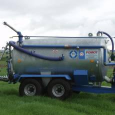 Wóz asenizacyjny wyposażony w działko do gnojowicy oraz wody o pojemnościach 5000 i 6700 litrów