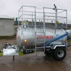 Wóz asenizacyjny wyposażony w hydrosiewnik o pojemności 5000 Litrów