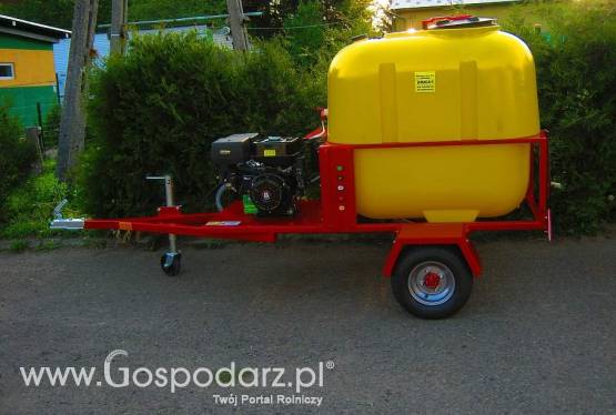 Myjka ciśnieniowa 250 BAR (15l/min) na podwoziu jezdnym + napęd pompy: silnik spalinowy 15 KM odpalany ze stacyjki, pojemność zbiornika 400l+10l