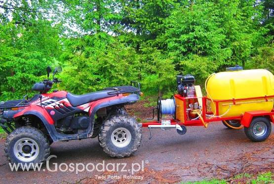 OPRYSKIWACZ SPALINOWY NA PRZYCZEPIE JEDNOOSIOWEJ MODEL POLEXIM300: pojemność zbiornika 300 l, 14-22l/min,  silnik 6.5KM