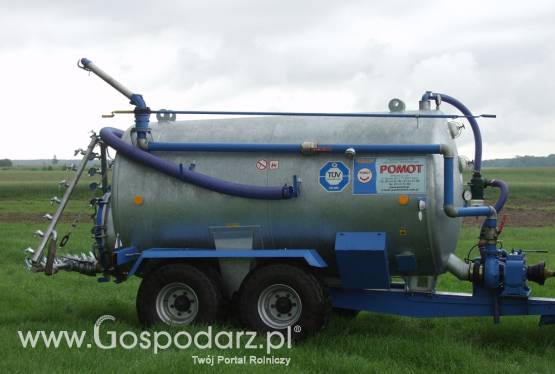 Wóz asenizacyjny wyposażony w działko do gnojowicy oraz wody o pojemnościach 5000 i 6700 litrów