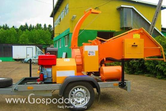 Rębak tarczowy z silnikiem Diesla o mocy 24 KM. Hydrauliczne pobieranie materiału, zaczep kulowy, oświetlenie, 2 noże tnące. Tylne podawanie materiału. Maszyna na podwoziu z homologacją.