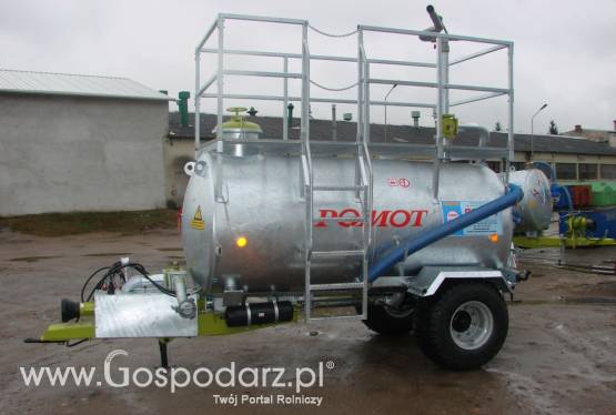 Wóz asenizacyjny wyposażony w hydrosiewnik o pojemności 5000 Litrów