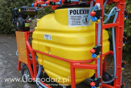 OPRYSKIWACZ SPALINOWY WóZKOWY MODEL POLEXIM200BŁ: pojemność zbiornika 200 l, 14-22l/min,  silnik 6.5KM. Łamana belka opryskiwacza o wysokości roboczej 260cm.