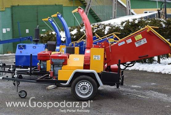 Rębak tarczowy na podwoziu leśnym, zaczep kulowy 2 cale,  silnik Diesla 30 HP elektrostart.