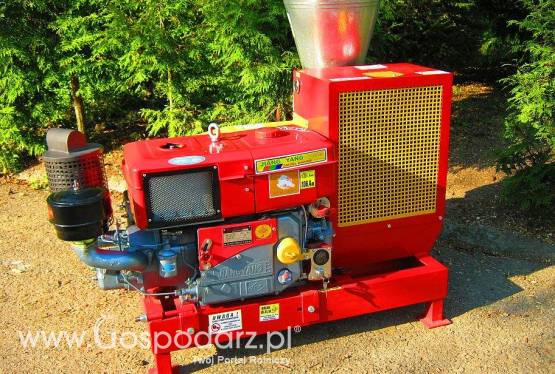 PELLECIARKA: wydajność 300-450 kg/h  napęd z silnika Diesla, matryce 6 mm lub 8mm