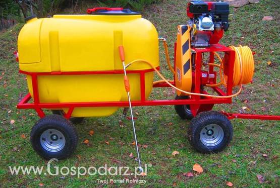 OPRYSKIWACZ SPALINOWY WóZKOWY MODEL POLEXIM200: pojemność zbiornika 200 l, 14-22l/min,silnik 6.5KM