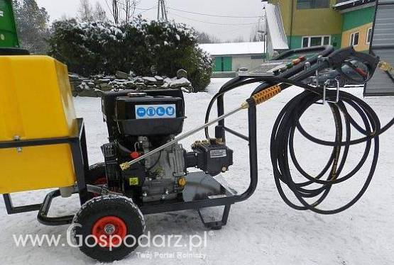 Myjak ciśnieniowa 250 BAR (15l/min) na podwoziu jezdnym  + pompa z silnikiem spalinowym 13KM, pojemność zbiornika 60l