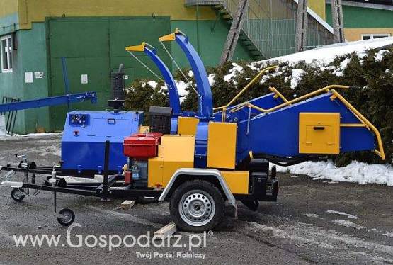 Mobilny rębak tarczowy do gałęzi napędzany silnikiem Diesla 4 cylindry:  moc 40 KM