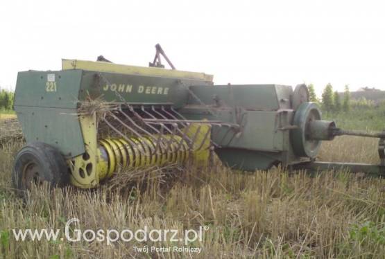 Prasa John Deere 221