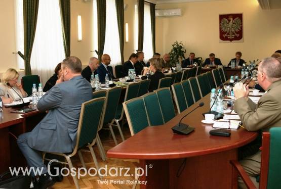 I posiedzenie międzyresortowego zespołu ds. ASF. Obowiązkowe świadectwa weterynaryjne dla świń oraz mandaty dla osób nielegalnie przewożących dziki