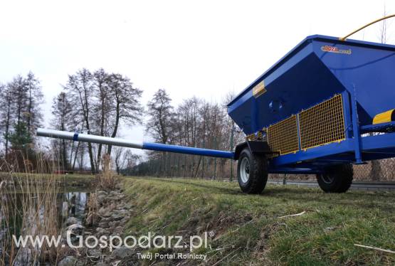 Rozsiewanie wapna i zadawanie pasz z Dozamech