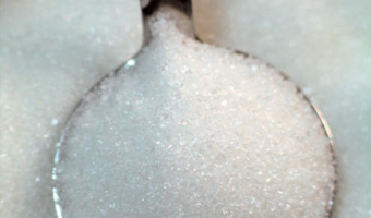 Indeks światowych cen cukru FAO pozostaje w pobliżu wieloletnich minimów