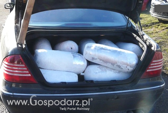 Wieźli 72 opakowania kebaba w bagażniku osobówki