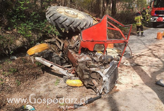Ciągnik rolniczy spadł ze skarpy