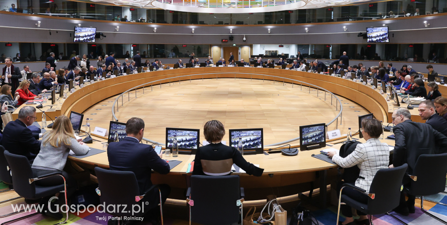 UE zapowiada czasowe zawieszenie bezcłowego importu cukru