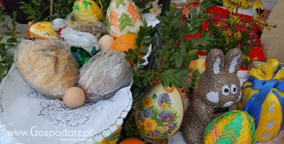Pokaz stołów wielkanocnych na płycie Rynku Głównego w Krakowie